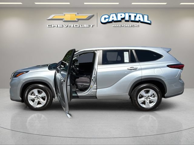 Used 2023 Toyota Highlander LE FWD image 9