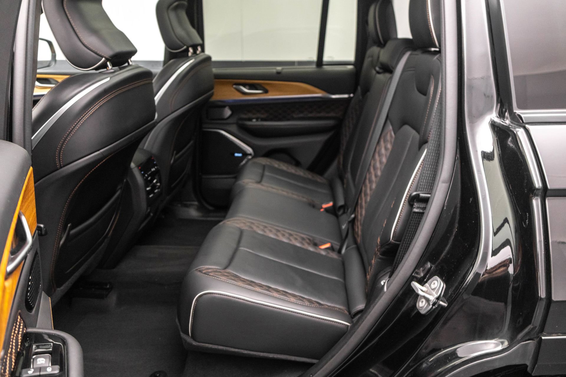 Used 2022 Jeep Grand Cherokee Summit AWD/4WD image 33