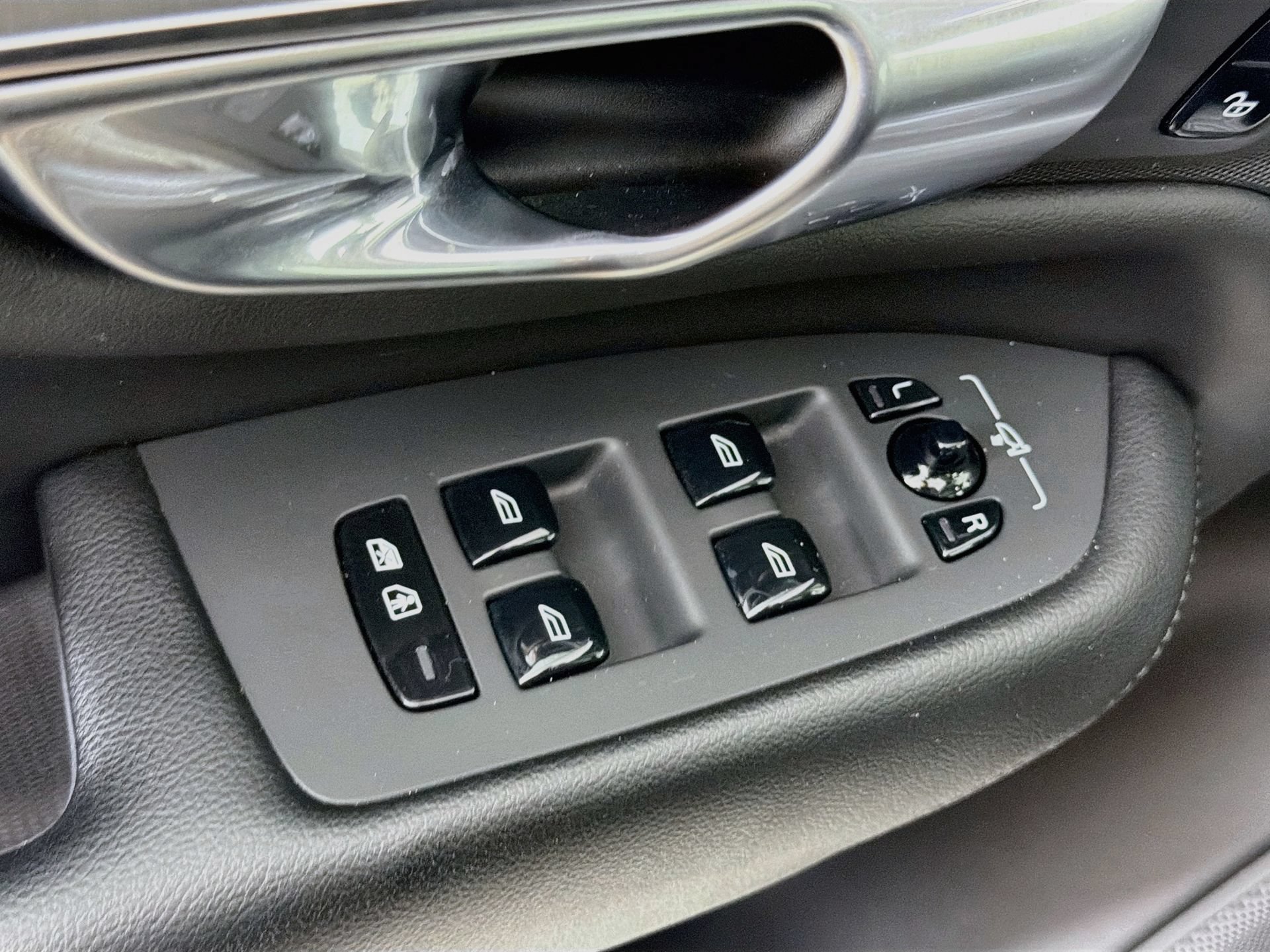 Certified 2023 Volvo XC90 B5 Core w/ Protection Package Premier AWD/4WD image 18
