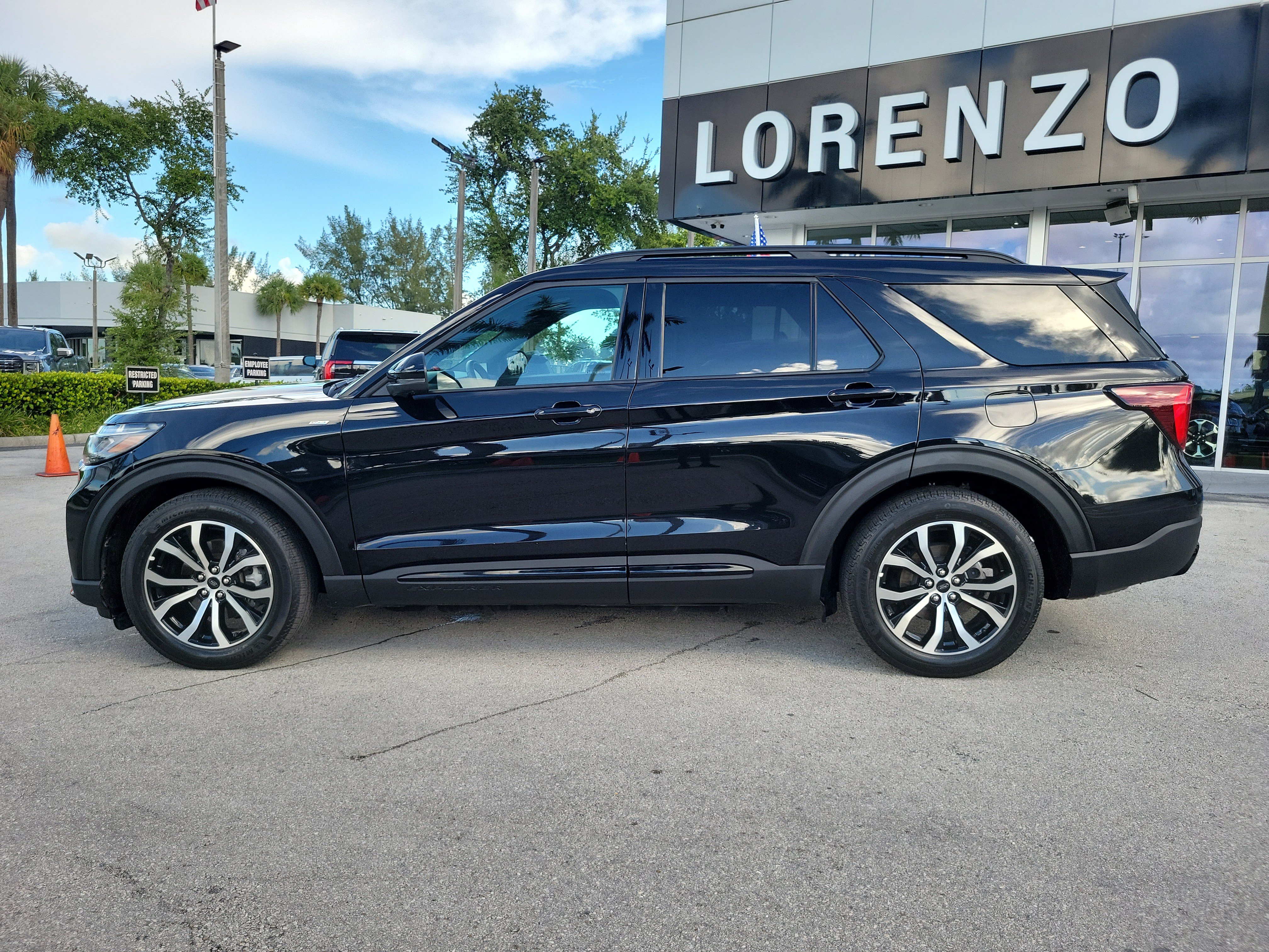 Used 2025 Ford Explorer ST-Line w/ Premium Package RWD image 8