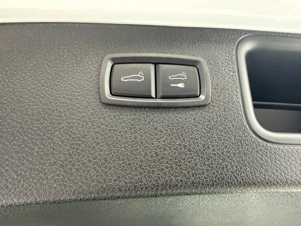 Certified 2024 Porsche Macan AWD/4WD image 20