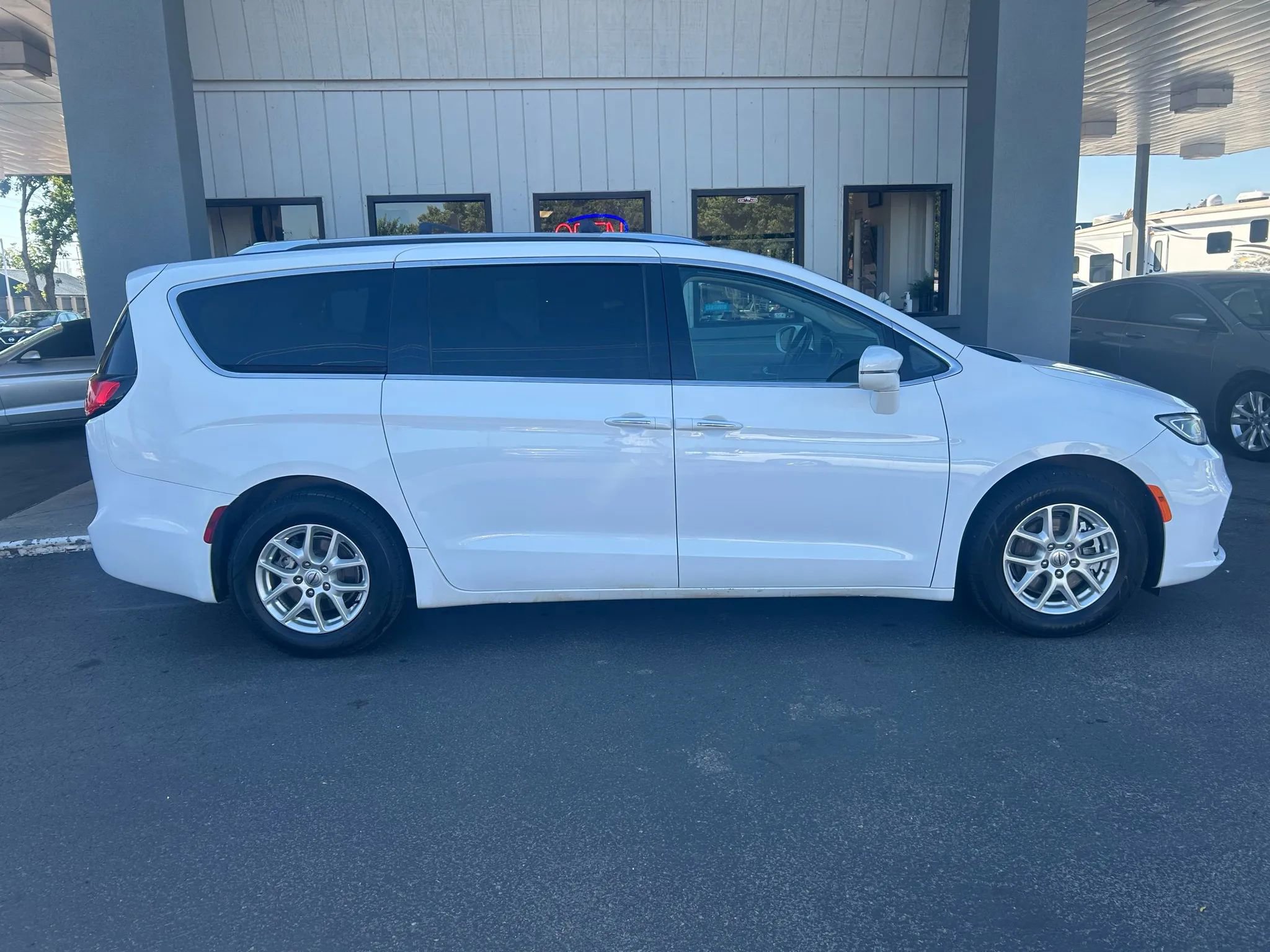 Used 2021 Chrysler Pacifica Touring-L image 36