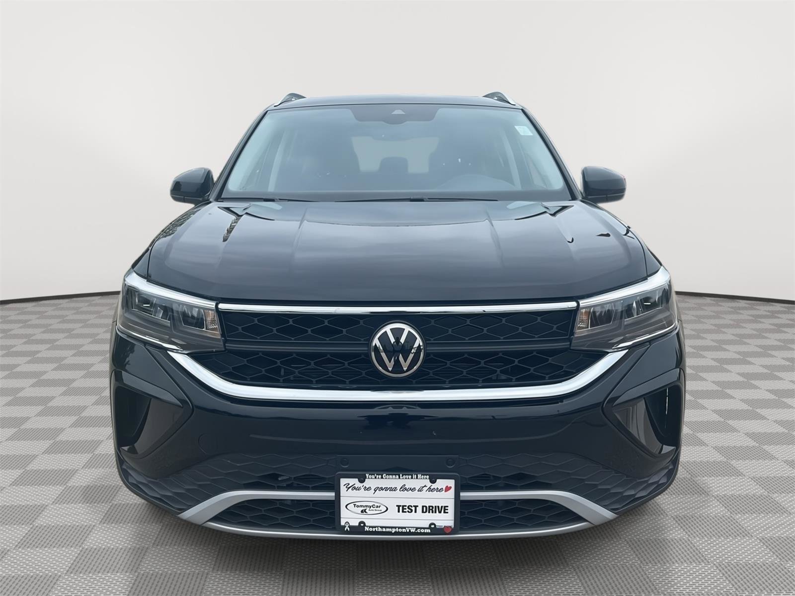 Used 2022 Volkswagen Taos SE w/ Panoramic Sunroof Package AWD/4WD image 2