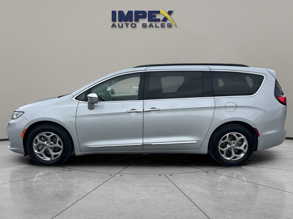 Used 2022 Chrysler Pacifica Limited image 2