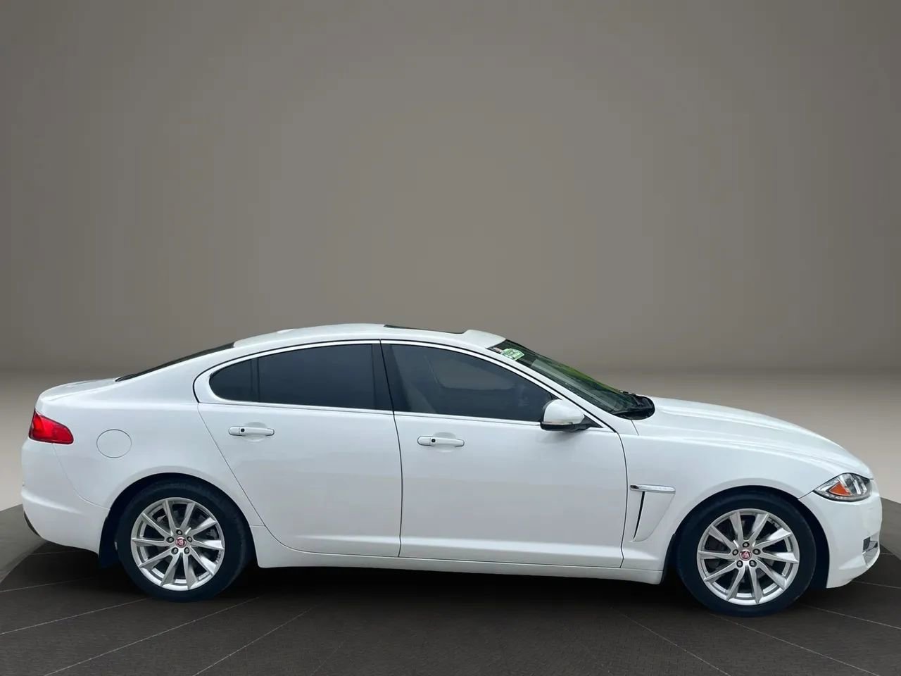 Used 2015 Jaguar XF Premium RWD image 8