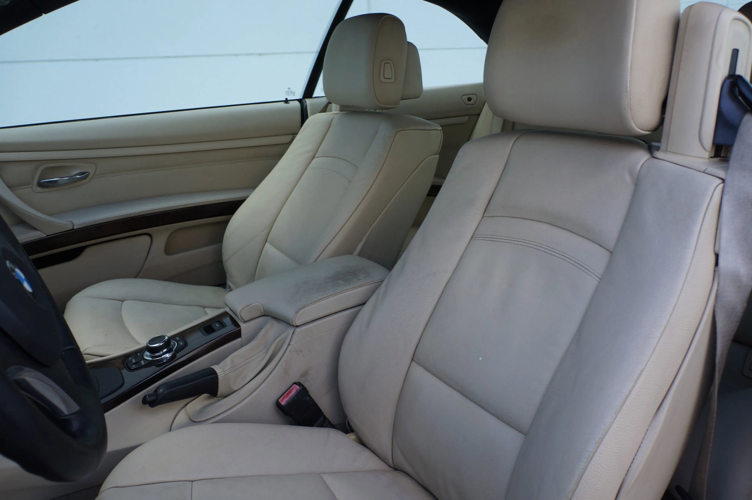 Used 2010 BMW 335i Convertible image 27