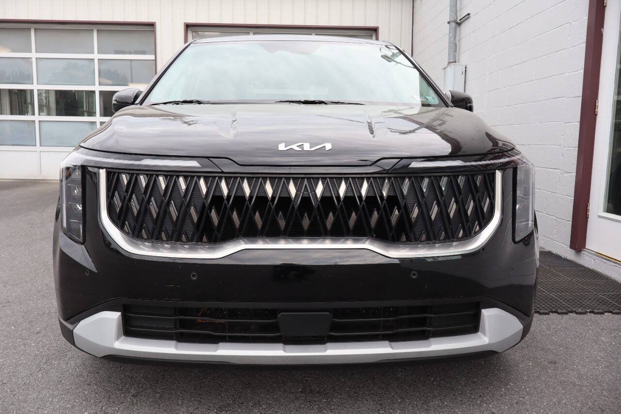 Used 2025 Kia Carnival FWD image 2