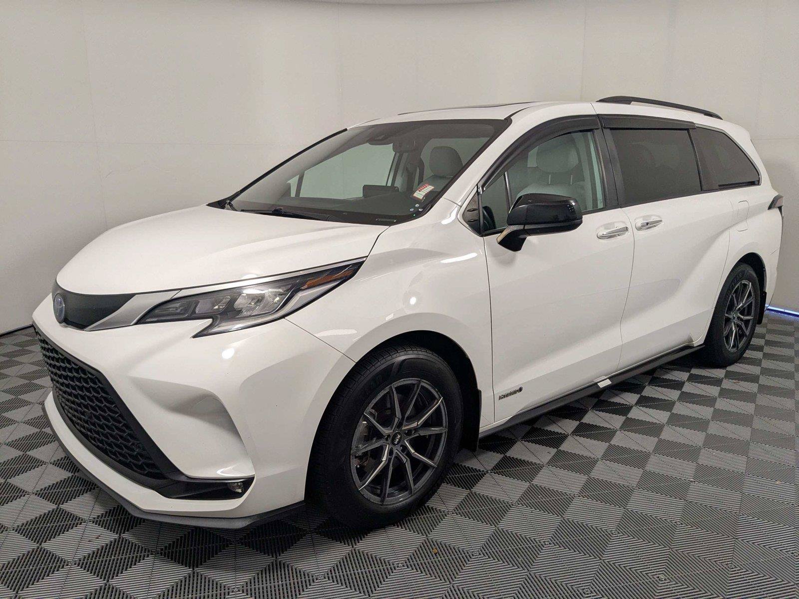 Used 2021 Toyota Sienna XSE AWD/4WD image 2
