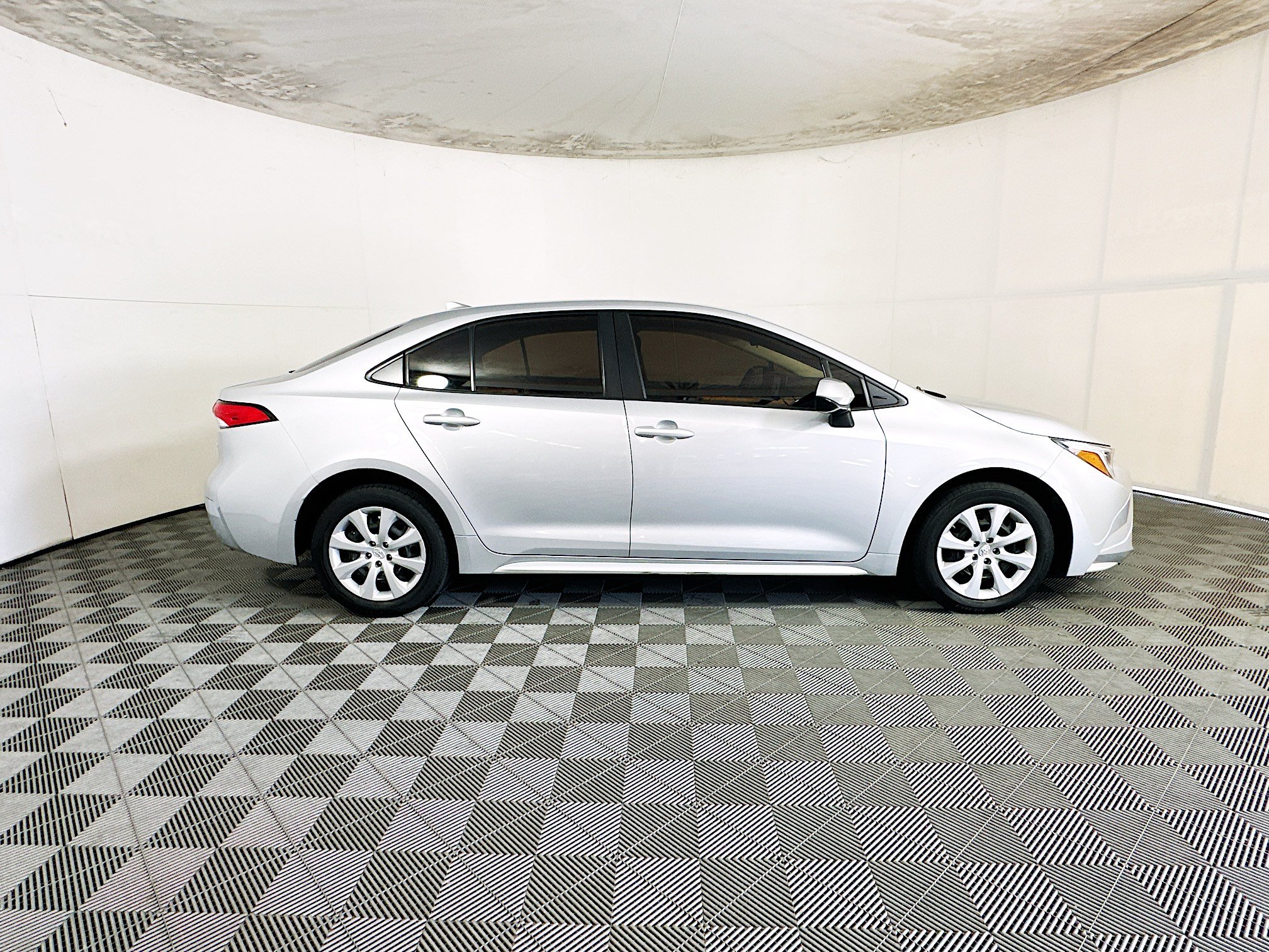 Used 2023 Toyota Corolla LE FWD image 2