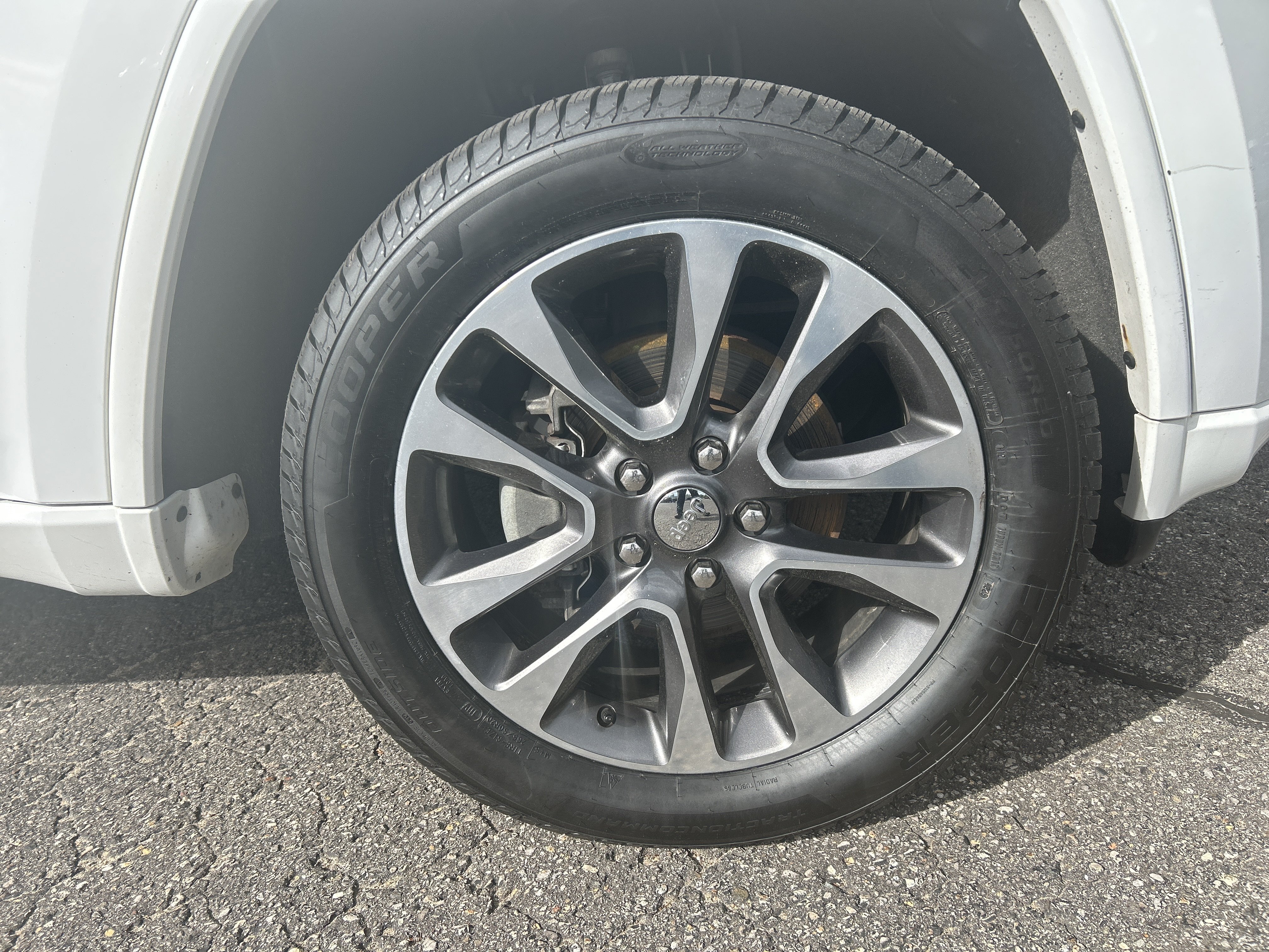 Used 2018 Jeep Grand Cherokee Overland AWD/4WD image 32