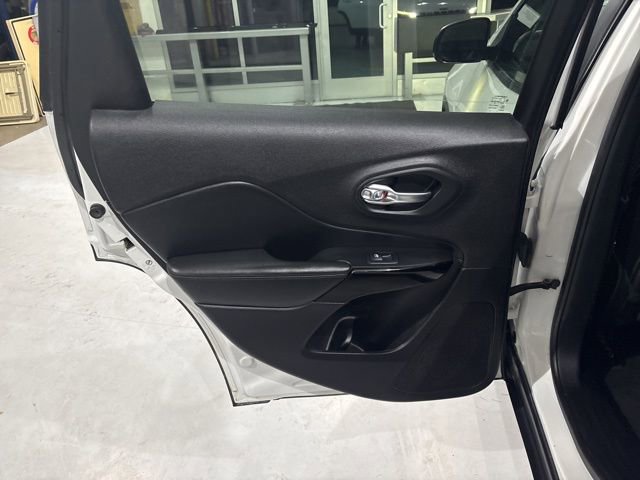 Used 2020 Jeep Cherokee Altitude image 24