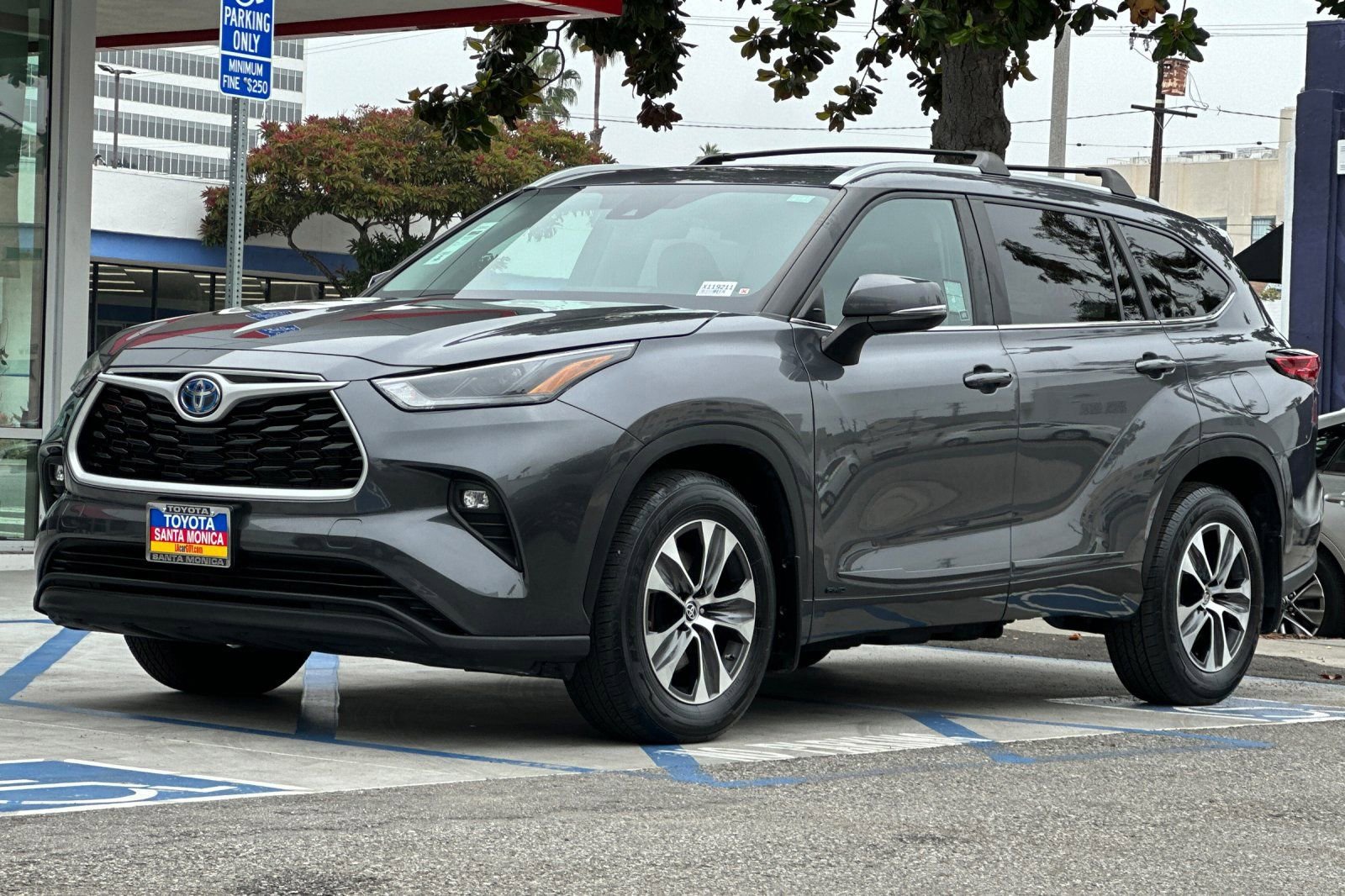 Used 2023 Toyota Highlander XLE w/ Protection Package #3 (TMS) AWD/4WD image 8