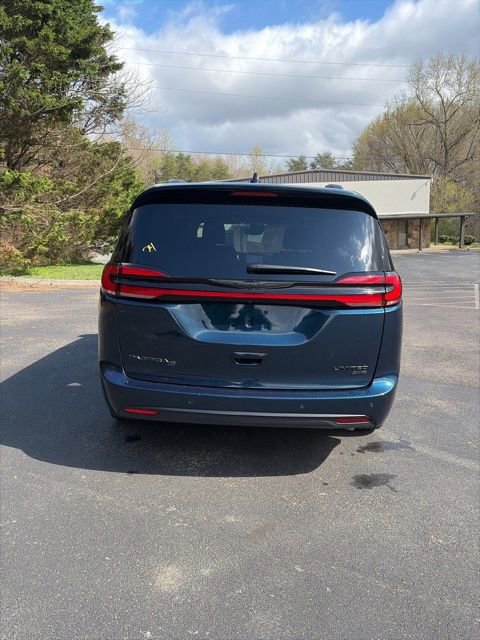 Used 2025 Chrysler Pacifica Limited image 8