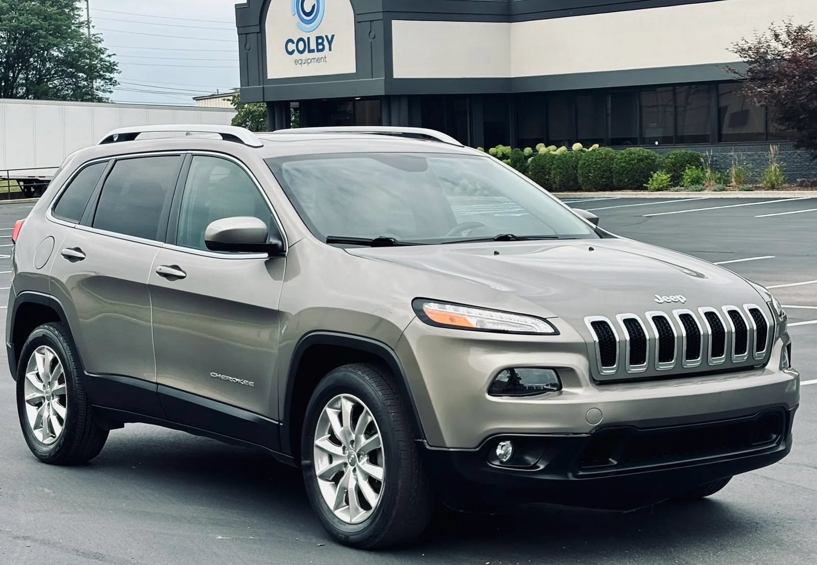 Used 2017 Jeep Cherokee Limited w/ Trailer Tow Group AWD/4WD image 1