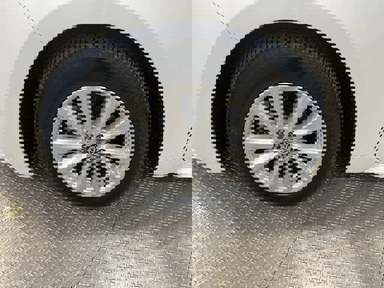 Used 2024 Toyota Corolla LE w/ LE Convenience Package image 10