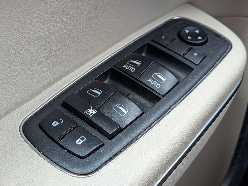 Used 2018 Chrysler 300 Touring w/ Chrome Appearance Package RWD image 22