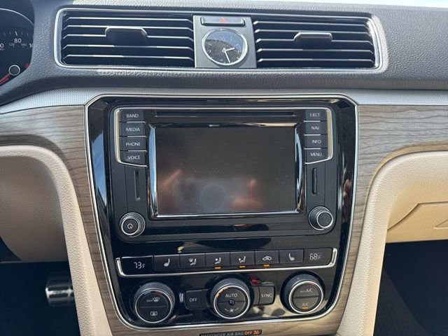 Used 2017 Volkswagen Passat 1.8T SEL Premium image 21