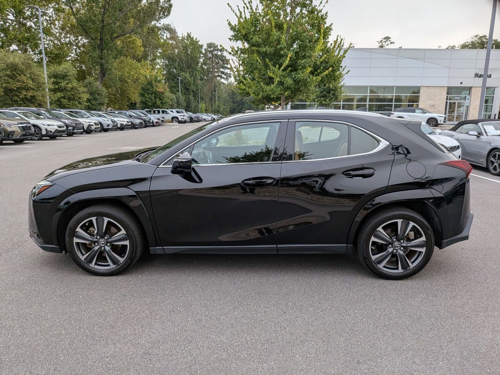 Used 2023 Lexus UX 250h FWD w/ Premium Package image 6