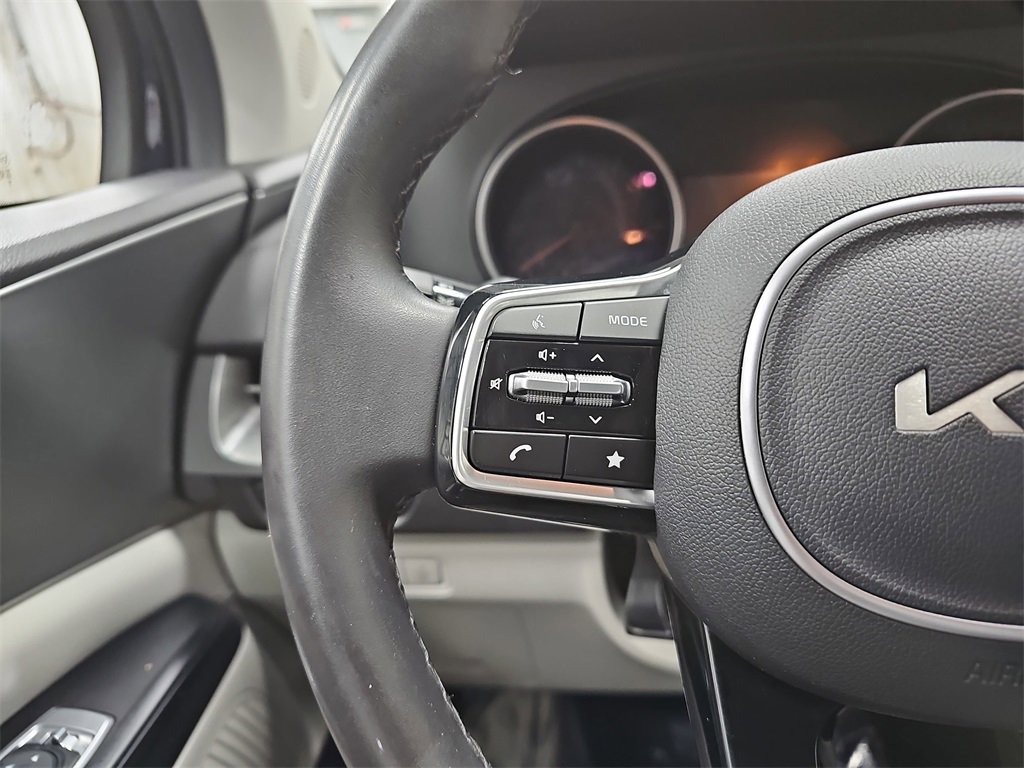 Used 2024 Kia Carnival LX image 17