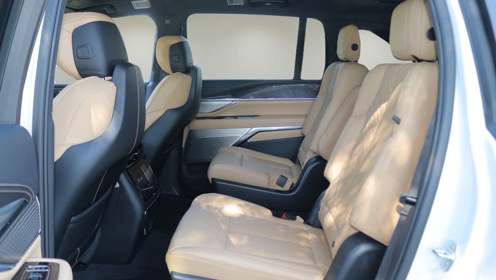 Certified 2026 Cadillac Escalade IQ Luxury 2 w/ LPO, Radiant Package AWD/4WD image 13