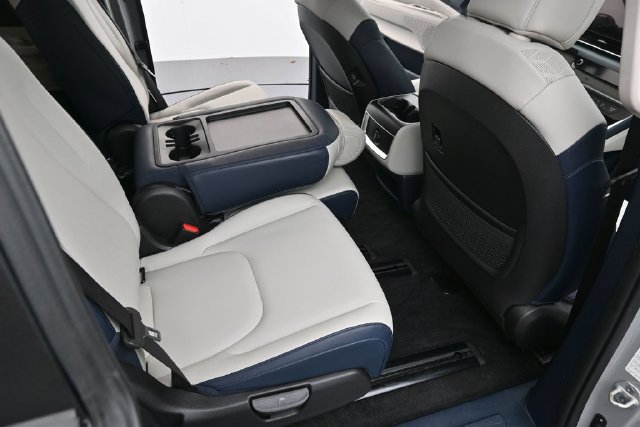 Used 2025 Kia Carnival EX FWD image 35
