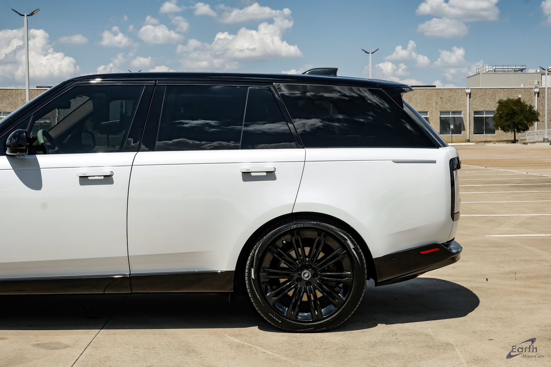 Used 2024 Land Rover Range Rover SV AWD/4WD image 9