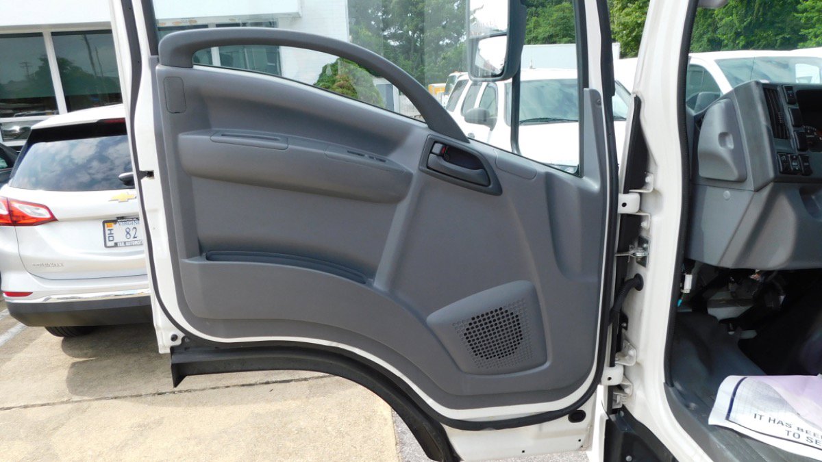 Used 2020 Isuzu NPR image 7