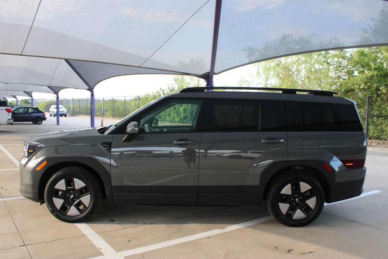 Used 2025 Hyundai Santa Fe SEL FWD image 2