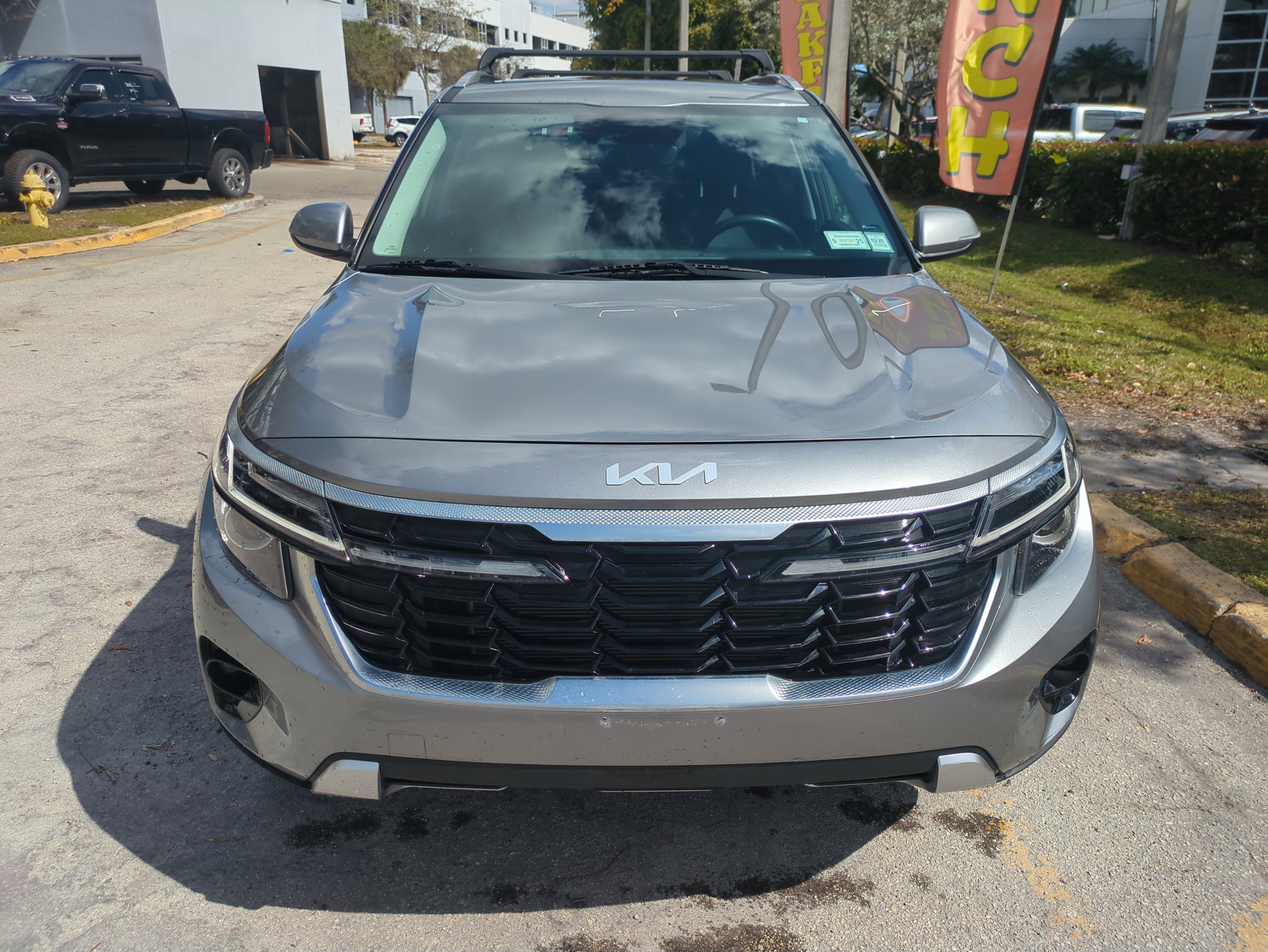 Used 2024 Kia Seltos EX image 3