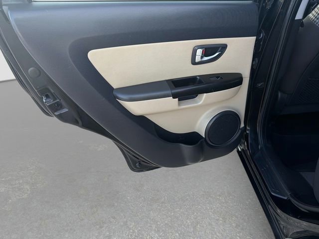 Used 2012 Kia Soul ! FWD image 12