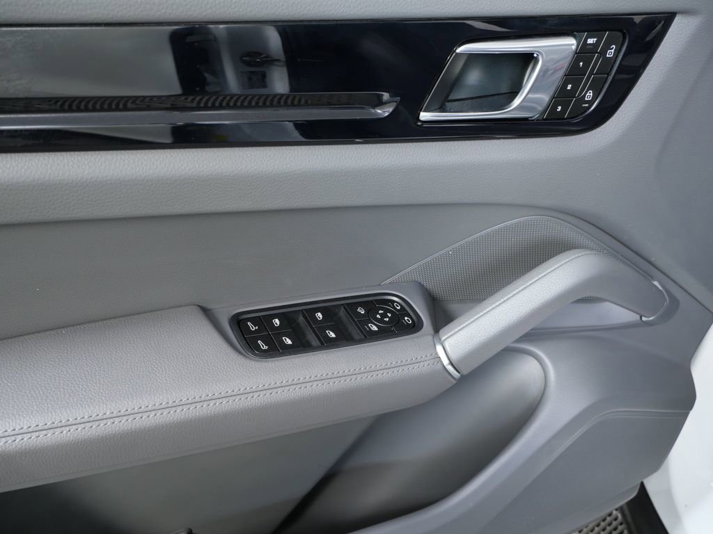 Certified 2023 Porsche Cayenne Coupe image 6