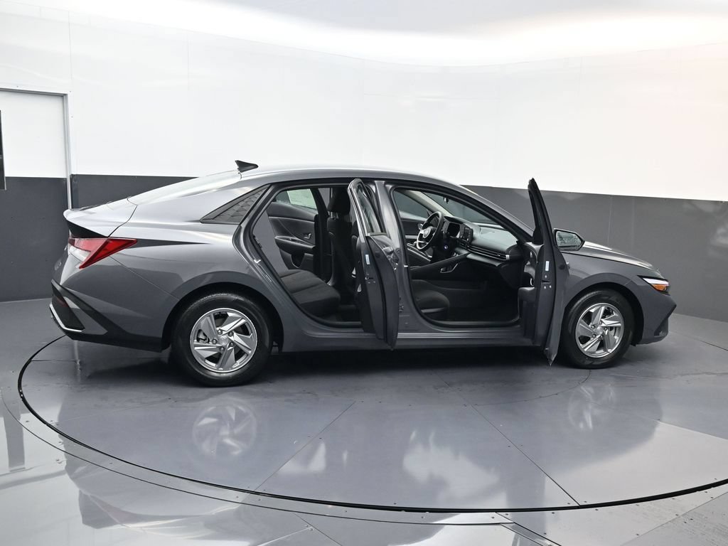 Certified 2026 Hyundai Elantra SE FWD image 28