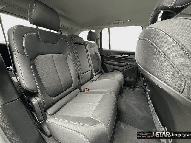 Used 2023 Jeep Grand Cherokee Laredo AWD/4WD image 32