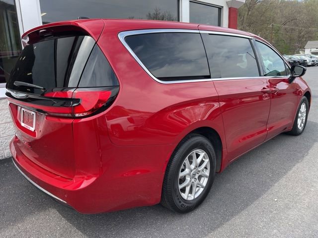 Used 2025 Chrysler Pacifica Select FWD image 5