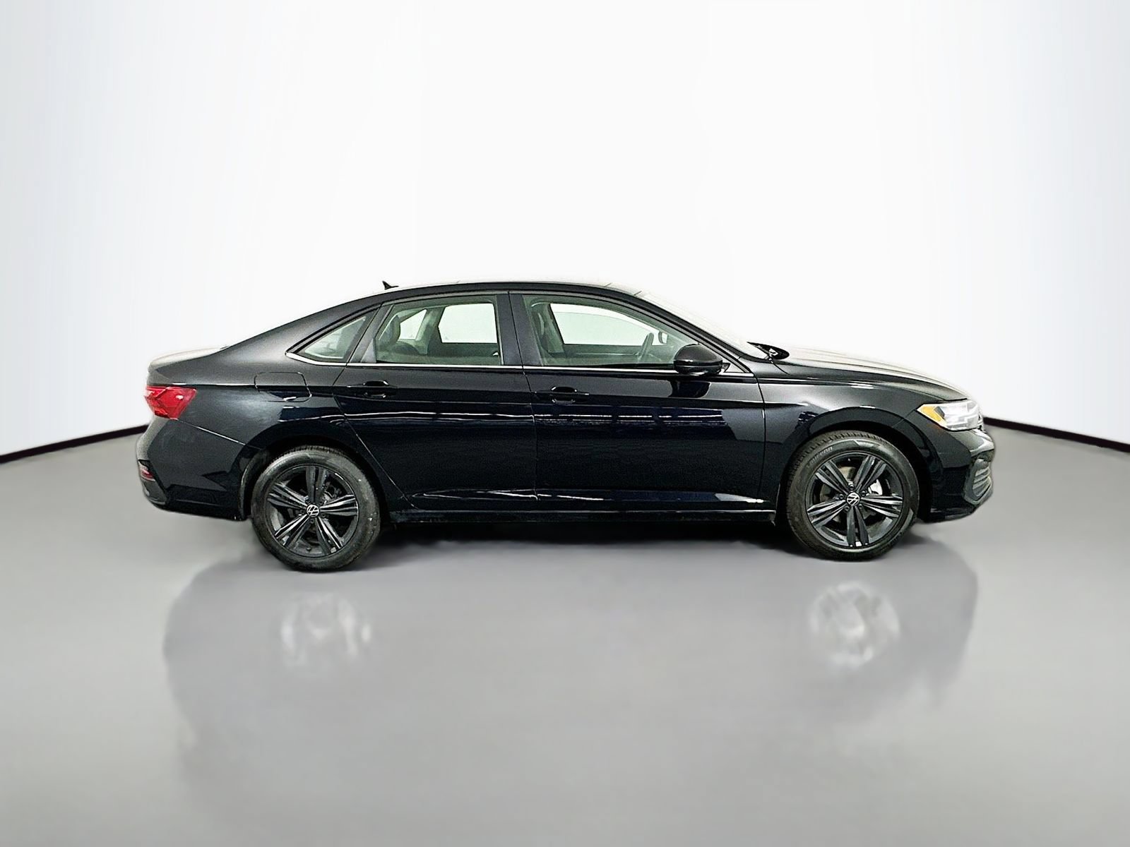 Used 2024 Volkswagen Jetta SE FWD image 9