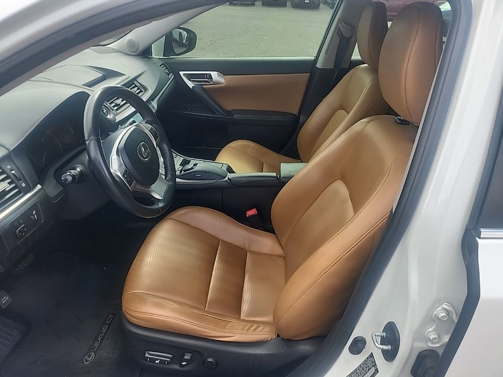 Used 2013 Lexus CT 200h w/ Premium Pkg w/Navigation FWD image 18