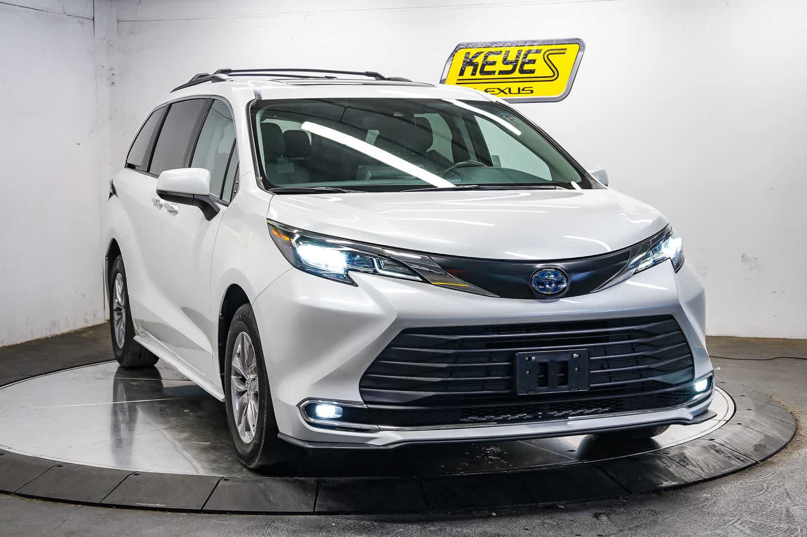 Used 2023 Toyota Sienna XLE FWD image 2