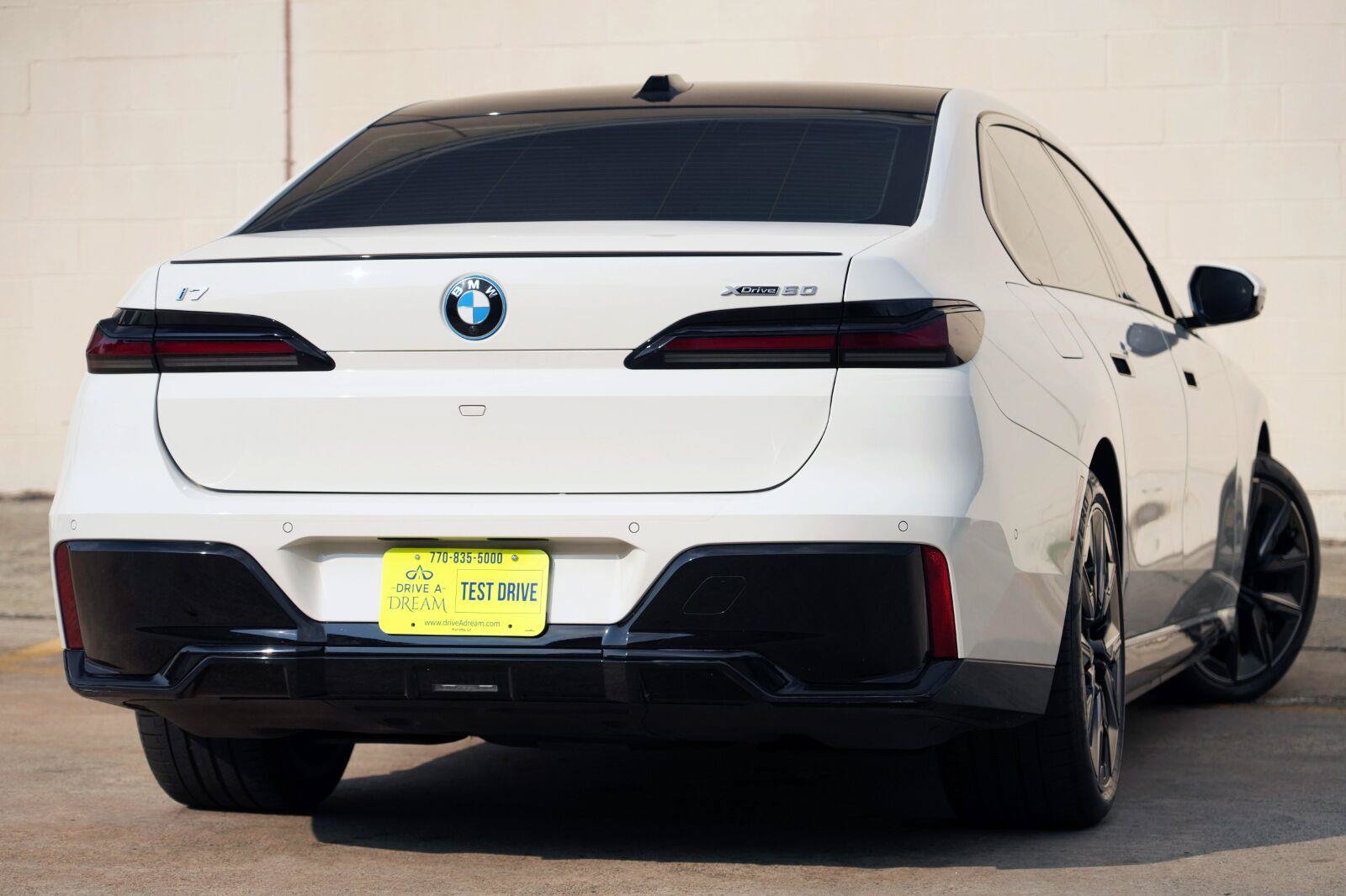 Used 2024 BMW i7 xDrive60 w/ Premium Package AWD/4WD image 2