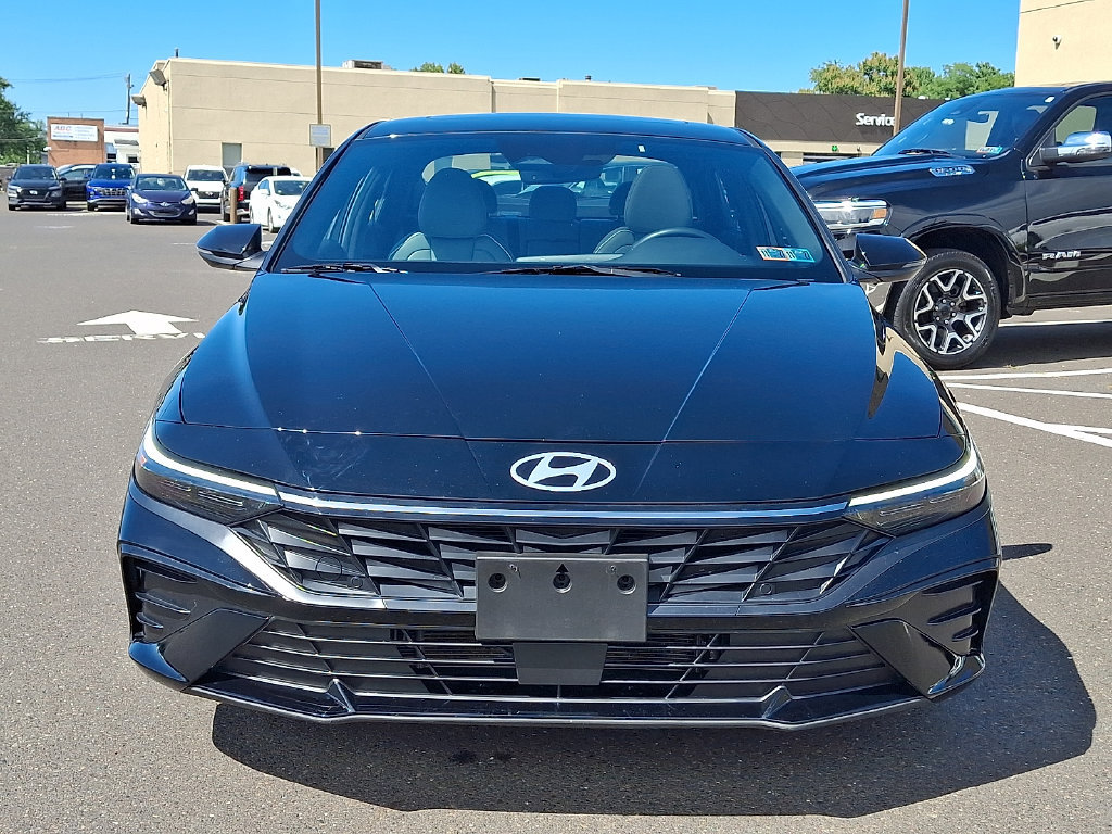 Certified 2025 Hyundai Elantra Limited FWD image 3
