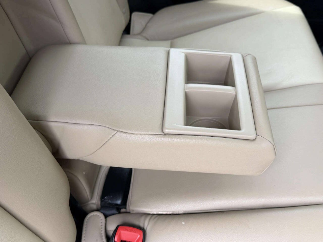 Used 2013 Toyota RAV4 Limited AWD/4WD image 32