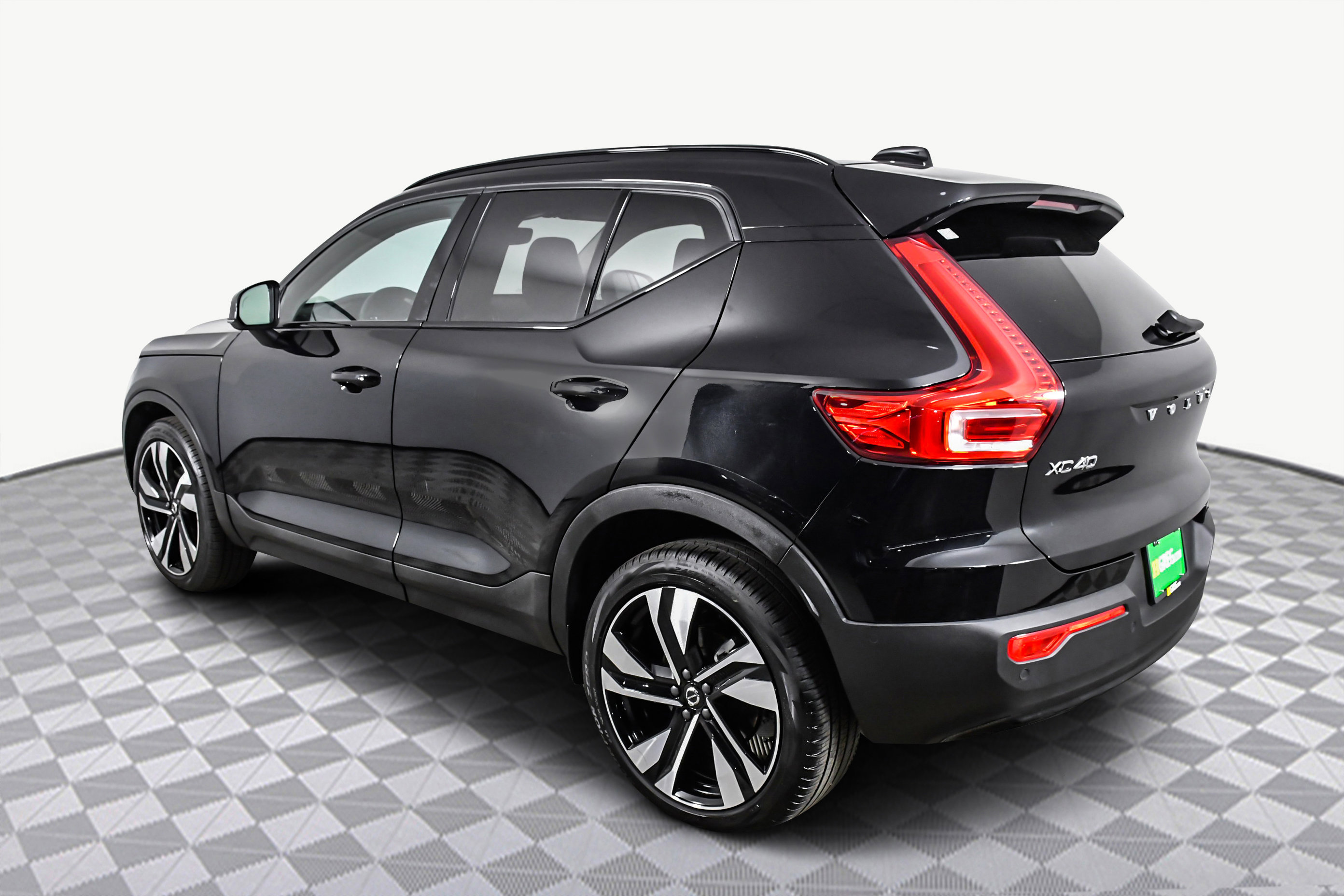 Used 2025 Volvo XC40 B5 Plus image 6