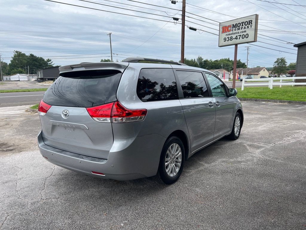 Used 2013 Toyota Sienna XLE FWD image 4