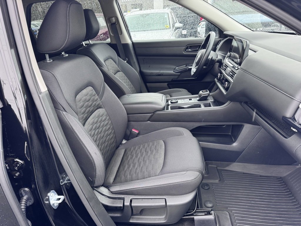 Used 2025 Nissan Pathfinder S image 24