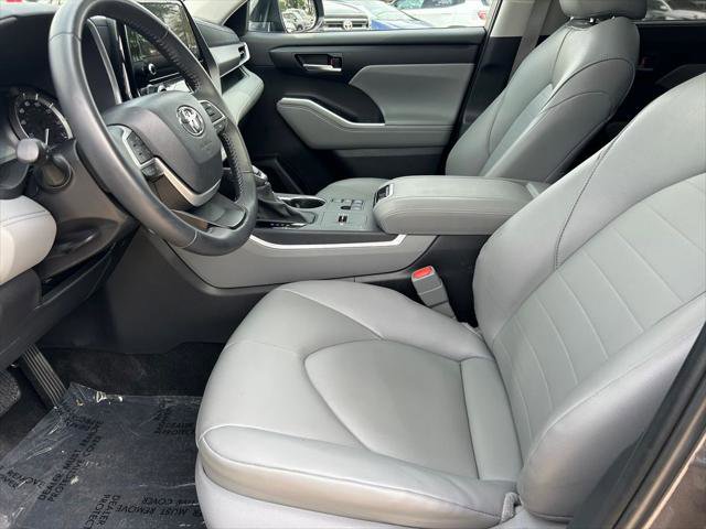 Certified 2025 Toyota Highlander XLE FWD image 11