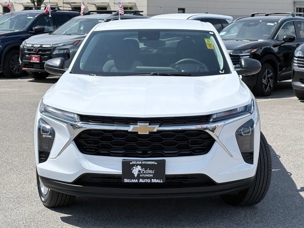 Used 2025 Chevrolet Trax LS FWD image 3