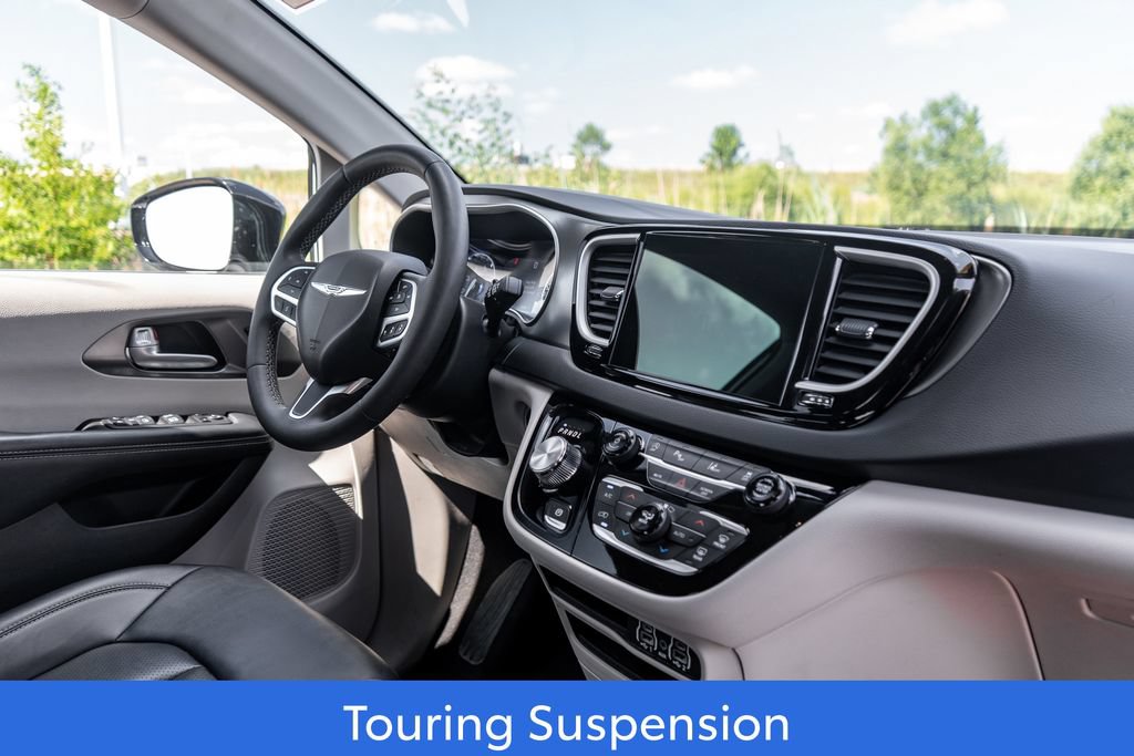 Used 2024 Chrysler Pacifica Touring-L FWD image 12