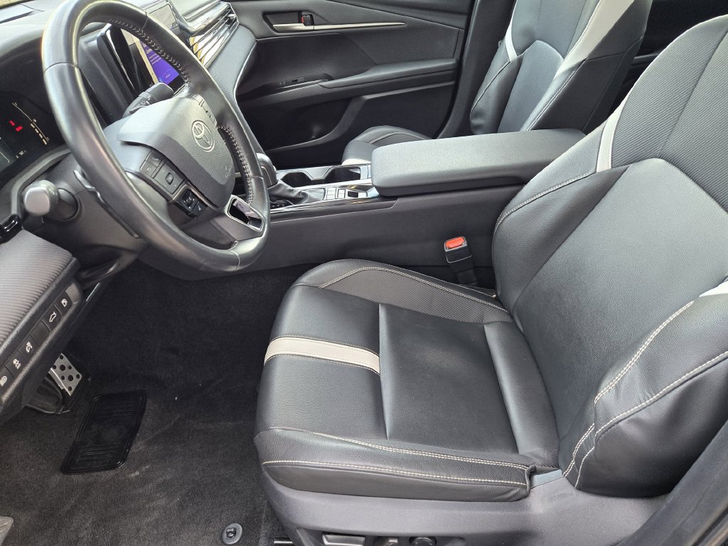 Used 2025 Toyota Camry SE FWD image 9
