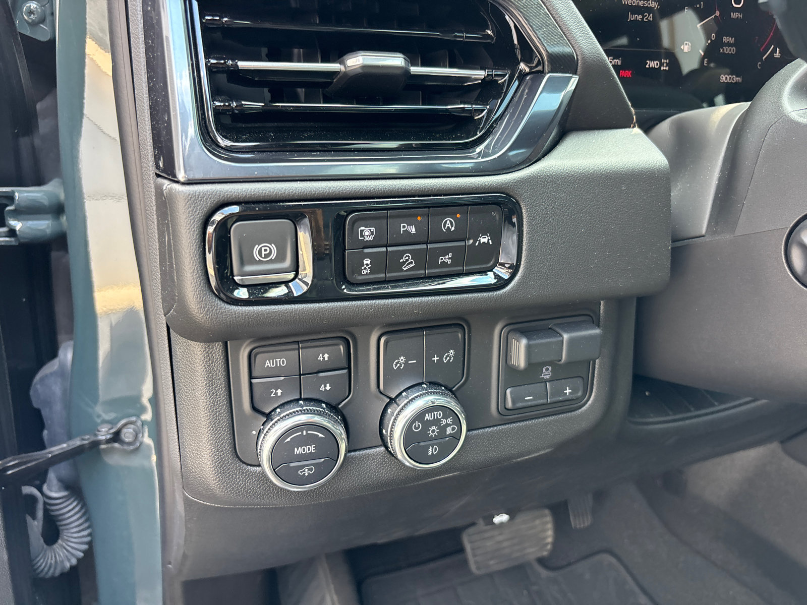 Used 2025 GMC Yukon AT4 w/ AT4 Premium Plus Package AWD/4WD image 14