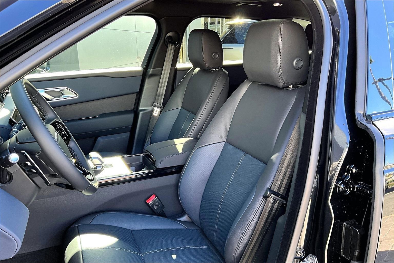 New 2026 Land Rover Range Rover Velar Dynamic SE image 9