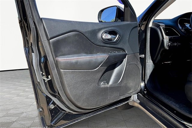 Used 2019 Jeep Cherokee Trailhawk image 18